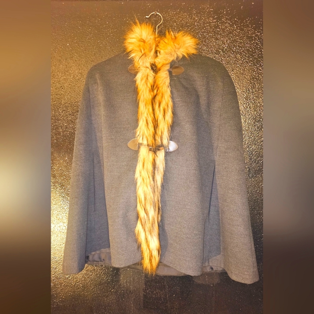 Pink Lady Cape Women’s Small Gray Lined Hooded Arm Hole Faux Fur Trim